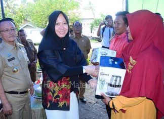 Amelia Aras, Penyerahan Simbolis Batuan Rumah Produksi di Mateng