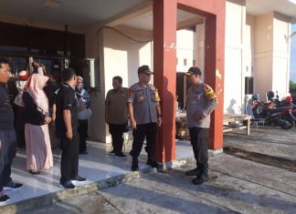 Kapolda Sulbar Memantau Surat Suara di KPU Mamuju