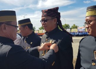 Kadis Kominfo Sulbar, Terima Pin dan Penghargaan Pejuang Mamuju Tengah