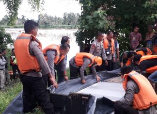 Tanggap Bencana, Dansat Brimob Pimpin Evakuasi Di Sungai Karama Sampaga.