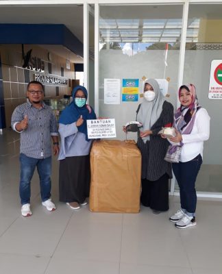 Mantan Gubernur Sulbar, Bagikan APD Untuk Para Medis : Di RS Regional Sulbar