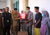 Didampingi Tim Kemensos, Bupati Polman Serahkan Bantuan untuk Korban Kebakaran