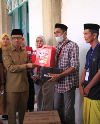 Didampingi Tim Kemensos, Bupati Polman Serahkan Bantuan untuk Korban Kebakaran