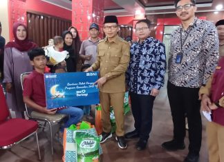 BNI Berbagi, Bupati Polman Serahkan Paket Ramadan kepada Warga Rentan