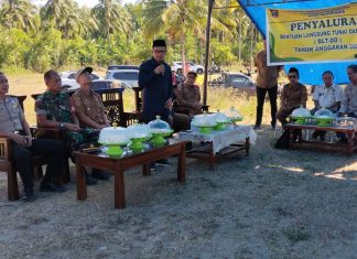 Bupati Polman Salurkan BLT di Lekopadis, Tekankan Pentingnya Data Kemiskinan yang Akurat
